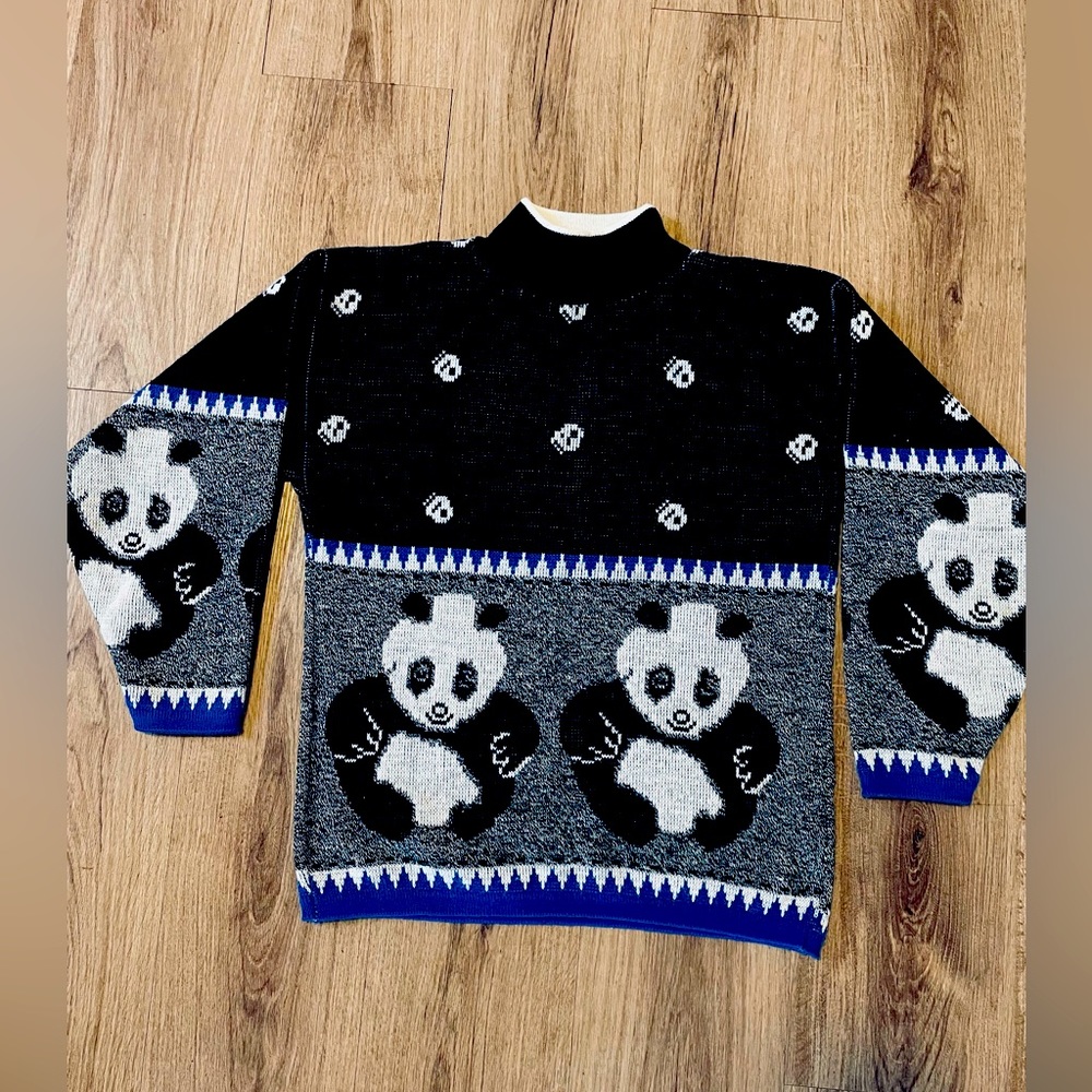 Bears Crossing Vintage Panda Turtleneck Sweater Blue
Accent Trim